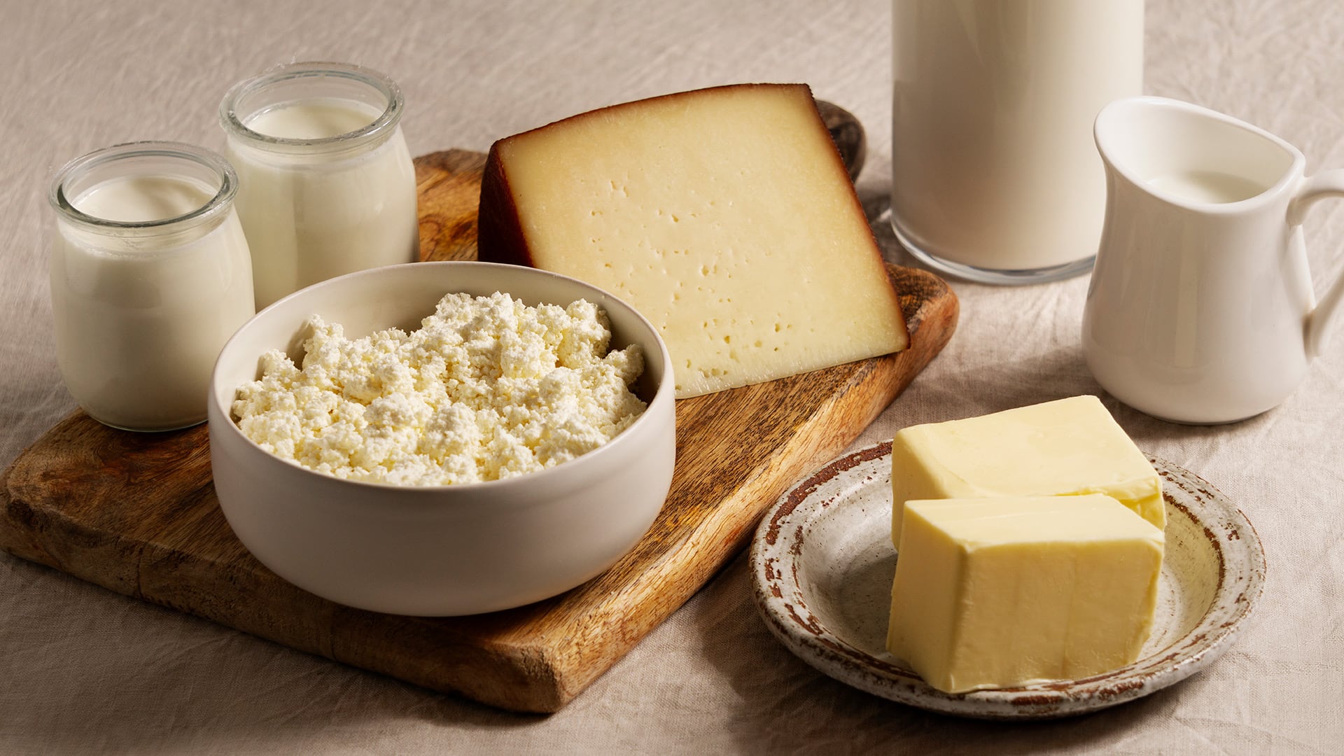 Comer al menos 50 gramos de queso graso cada día (el equivalente a dos rebanadas de cheddar o media taza de queso rallado) se asoció con una reducción del 13% en el riesgo de desarrollar demencia (Freepik)