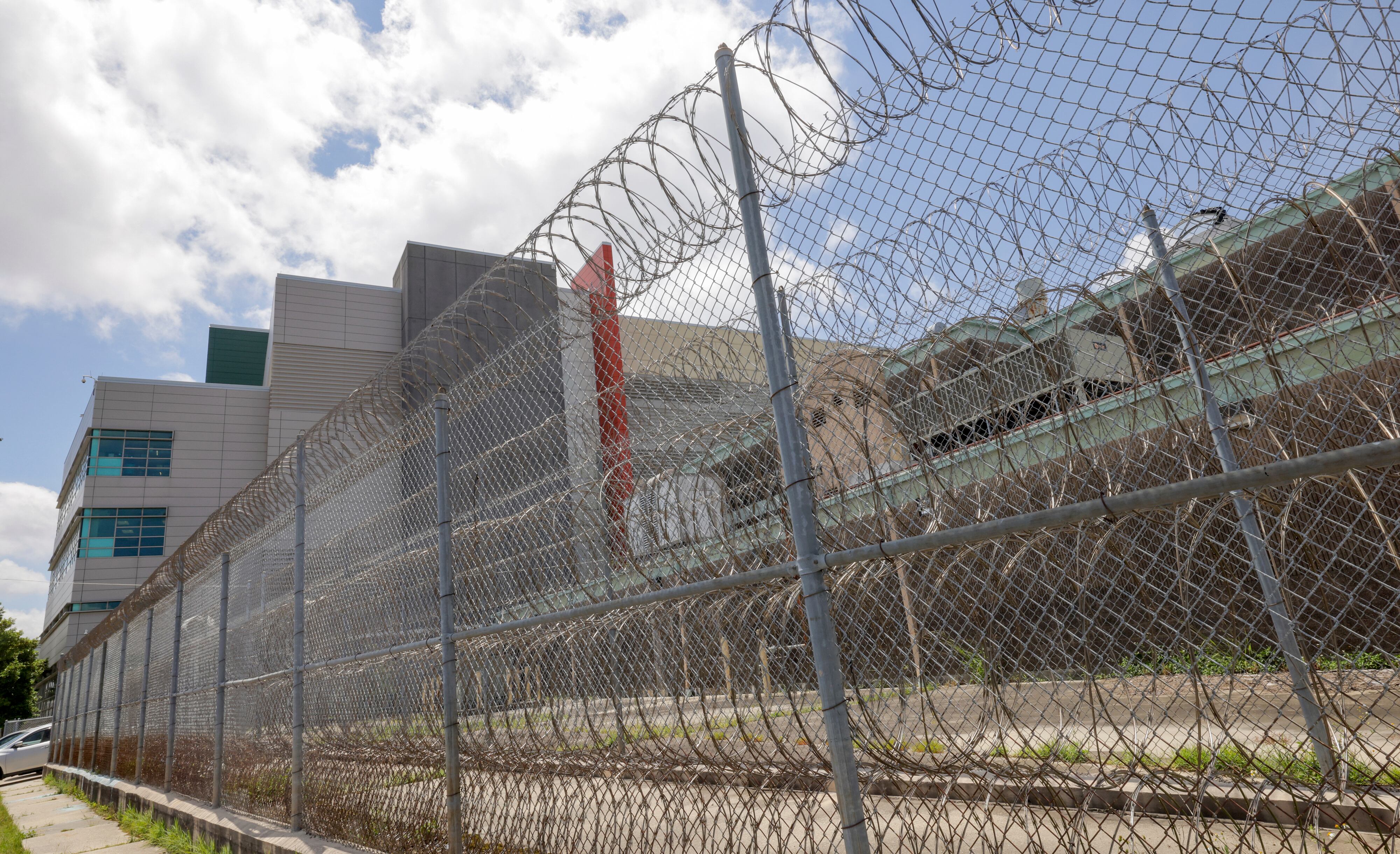 Elementos de la policía estatal participan en el operativo de búsqueda tras una fuga masiva ocurrida en un centro penitenciario de Nueva Orleans. (Brett Duke /The Advocate via AP)