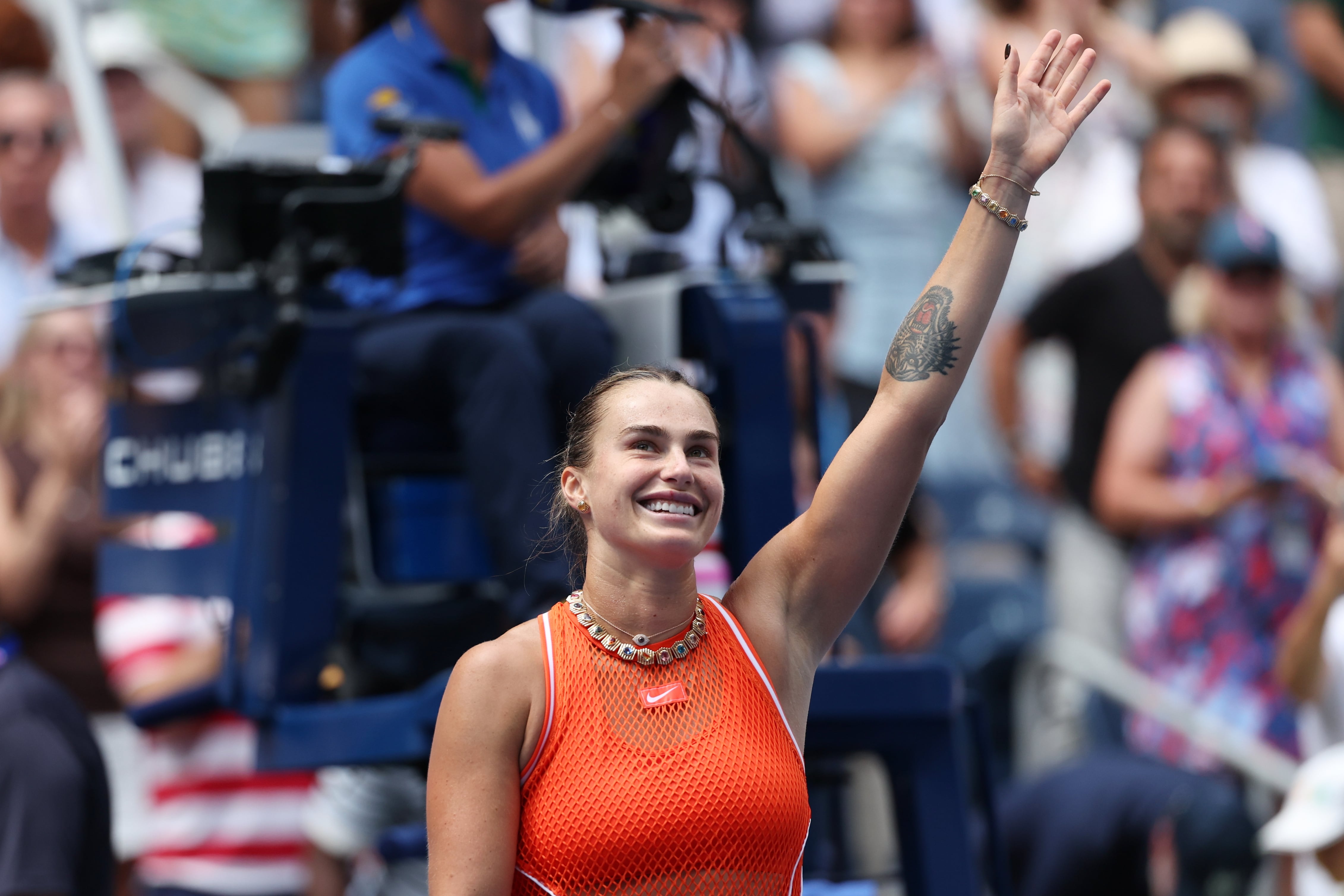 Pese a la distracción, Aryna Sabalenka derrotó a Kamilla Rakhimova y avanzó a los octavos de final del US Open (AP Foto/Heather Khalifa)