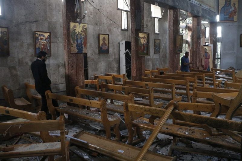 Unas personas inspeccionan los daños tras una explosión que sacudió la iglesia Mar Elias, según testigos, en el barrio de Dweila, en Damasco (Siria), el 22 de junio de 2025. Los Cascos Blancos/Foto cedida por REUTERS.