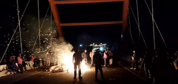 Paro indefinido en Moquegua inició hoy con bloqueo de vías en contra de ley que modifica límites territoriales. (Foto: Radio Americana)