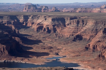 El lago Powell cayó a un nuevo mínimo histórico y quedó cerca del umbral que compromete la generación hidroeléctrica de la represa Glen Canyon en Arizona (REUTERS)