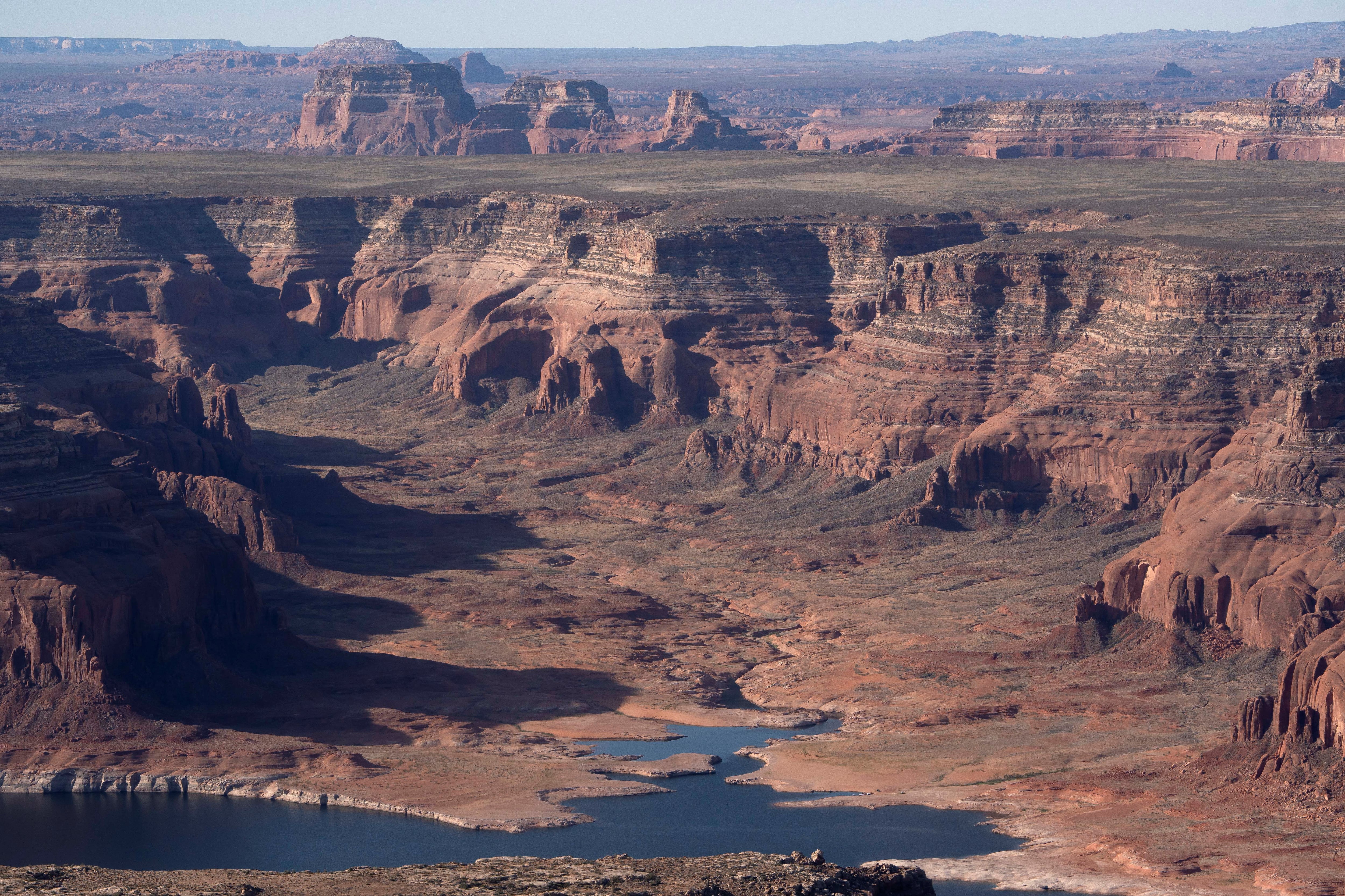 El lago Powell cayó a un nuevo mínimo histórico y quedó cerca del umbral que compromete la generación hidroeléctrica de la represa Glen Canyon en Arizona (REUTERS)