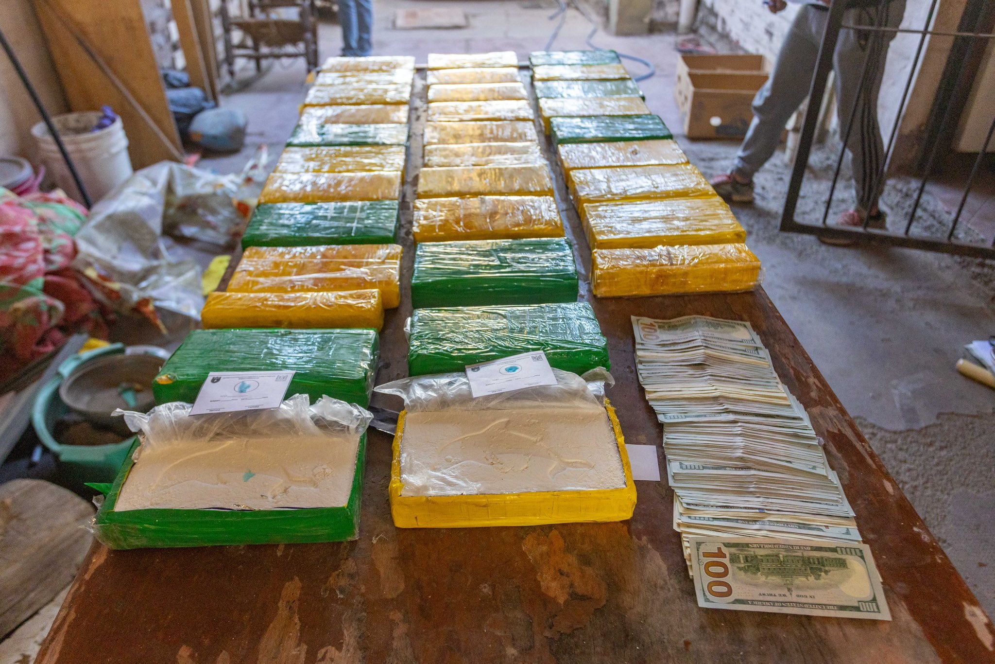 Los investigadores secuestraron casi 34 kilos de cocaína y 18.200 dólares durante el operativo