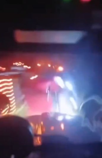 La unidad de carga perdió el control y terminó volcada mientras de fondo sonaba uno de los temas de El Haragán.