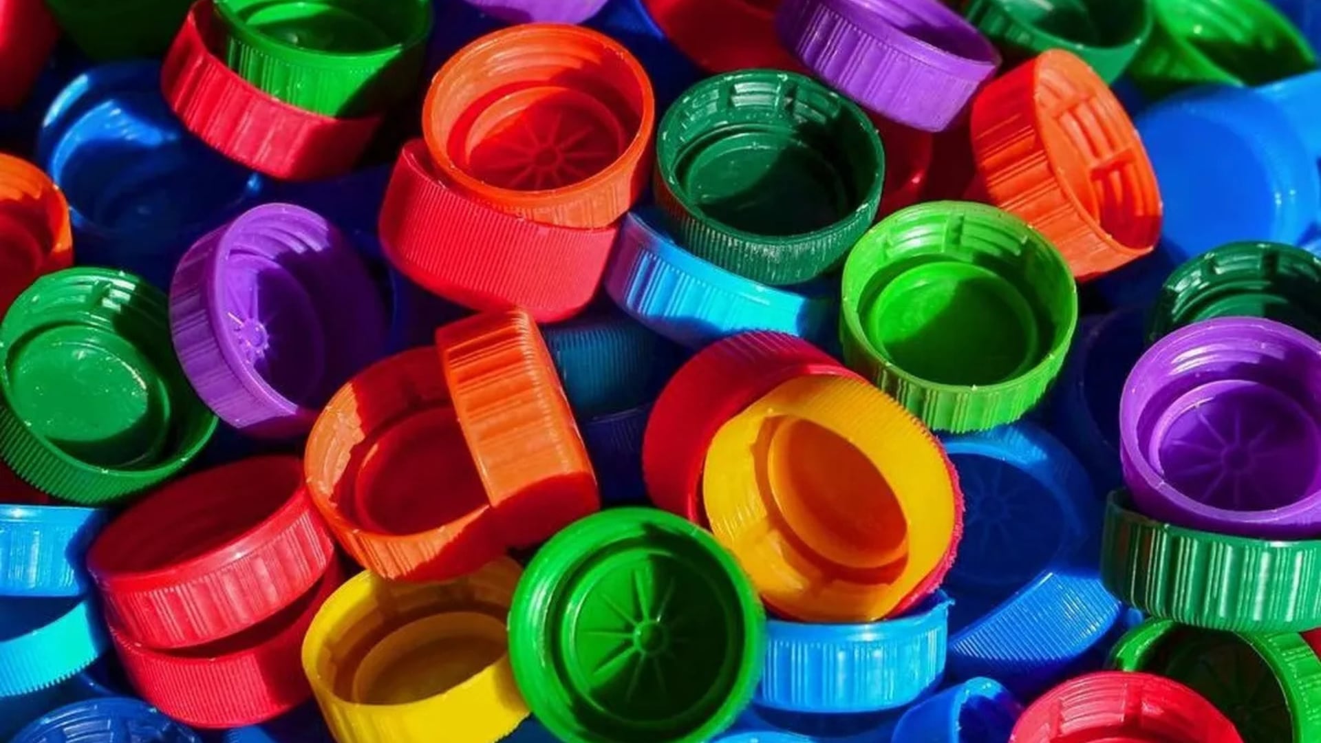 La importancia de reciclar tapitas de plástico y su impacto ambiental, económico y social