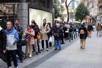 La cola de Doña Manolita llega hasta la Gran Vía de Madrid. (Helena Margarit Cortadellas)