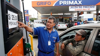 Un despachador de gasolinera Primax señala el precio de S/ 25.00 por galón a un conductor sentado en su coche en un grifo de Perú.