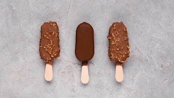 La OCU alerta sobre la mala calidad de los helados bombón vendidos en supermercados: “Hasta ocho aditivos y grasas vegetales para abaratar recetas”
