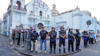 Efectivos del Grupo de Intervenciones Rápidas y la Unidad de Operaciones Especiales decomisaron mercadería y retiraron vehículos en la zona - Créditos: MML.