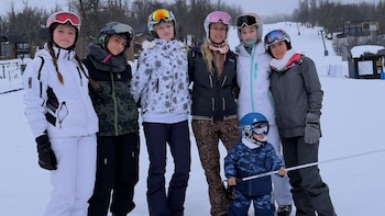 Las postales de la escapada de Nicole Neumann y sus hijos a San Martín de los Andes: “Nieve en familia”