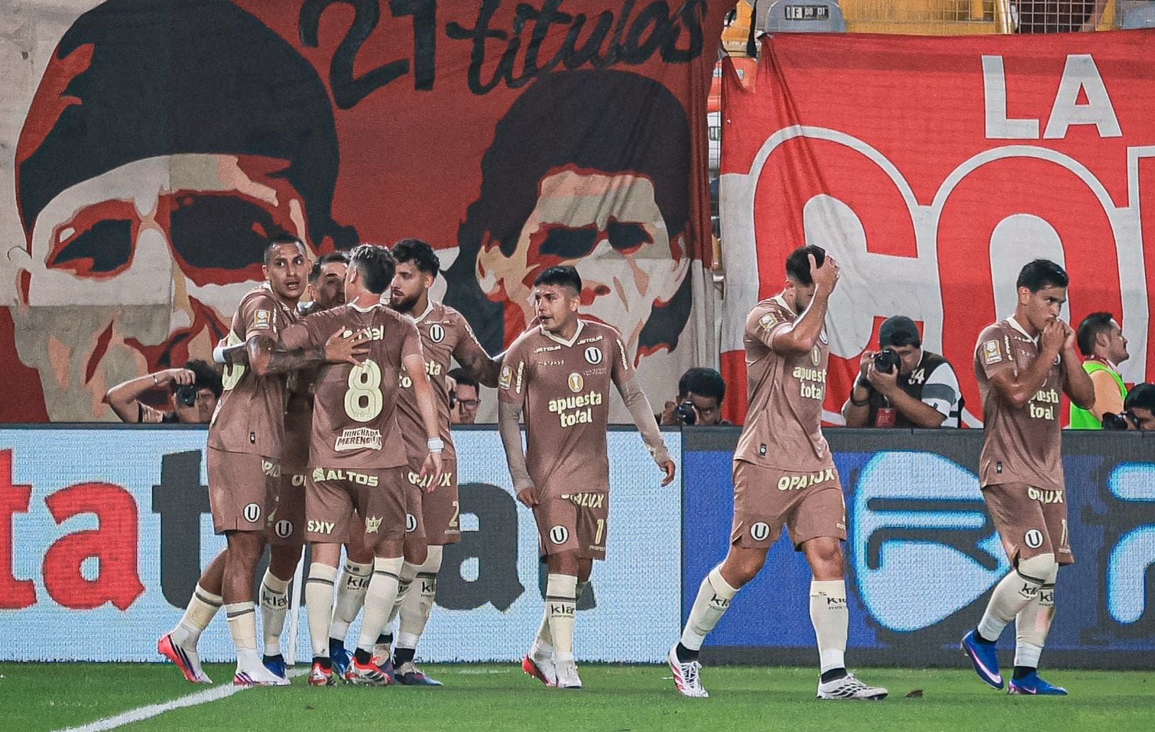 Alex Valera celebra con sus compañeros el gol que dio la victoria a Universitario por 1-0 sobre Cusco FC en la Liga 1 2026. (Liga 1 / ITEA Sport)