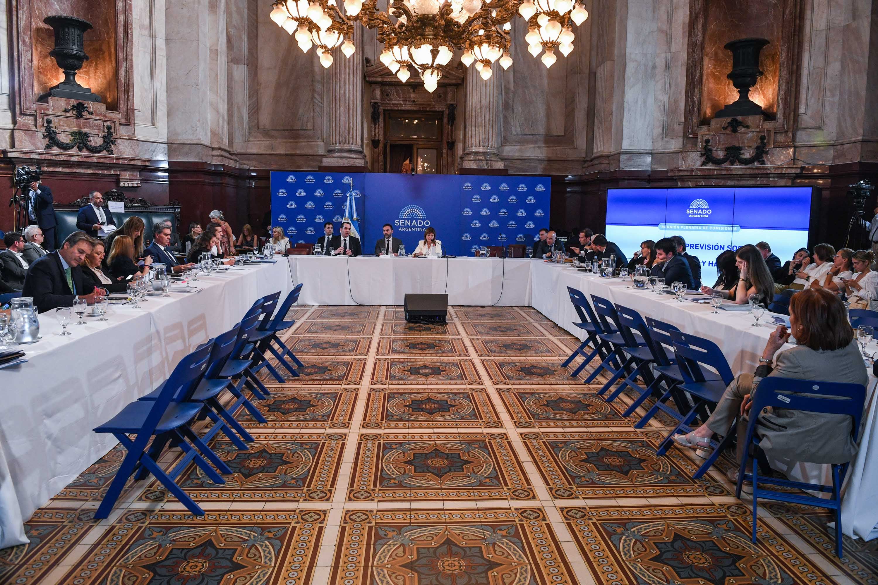 Reunión plenaria de las comisiones de Trabajo y Previsión Social y de Presupuesto y Hacienda, el 18 de diciembre de 2025, en el salón Azul del Senado de la Nación, Buenos Aires, Argentina.-Foto:Delfina Linares / Comunicación Institucional Senado.-