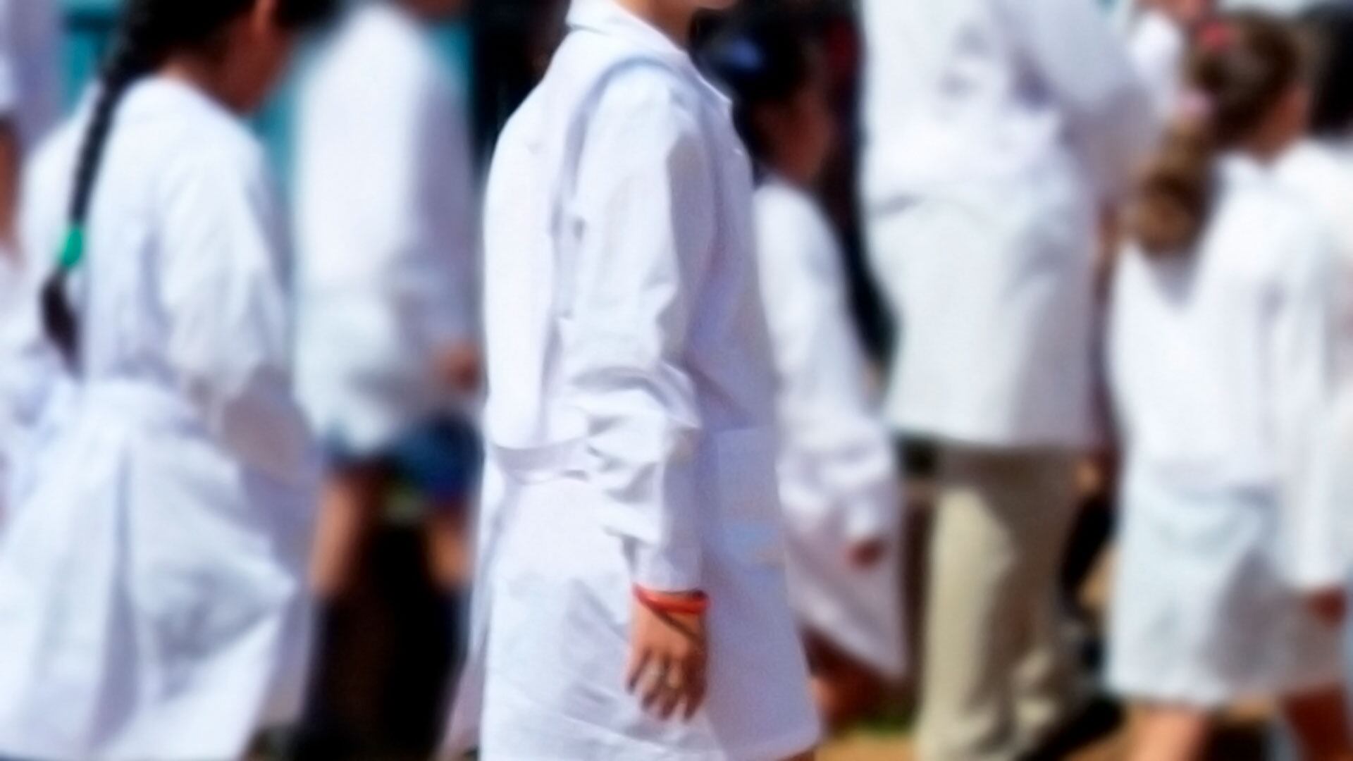 El característico guardapolvo, que ya es más que centenario en las escuelas de nuestro país