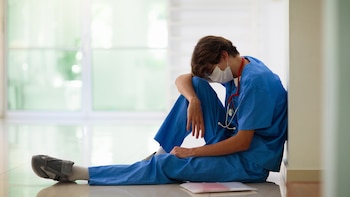 Más de 70 horas semanales y descansos sin cumplir: así trabajan los médicos MIR en España