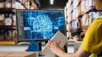 Cuando se manejan muchas operaciones al mismo tiempo, mantener una visión clara del estado de cada embarque puede volverse difícil. La IA puede ayudar a leer, ordenar y resumir esa información (Imagen: Shutterstock)