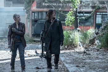 La comunidad ficticia Solaz del Mar representa un enclave intacto frente al caos zombi en la nueva temporada (Manuel Fernandez-Valdes/AMC)