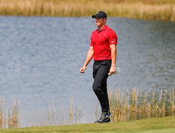 Rory McIlroy con una remera roja a lo Tiger Woods, el último domingo (Mike Watters-USA TODAY Sports).