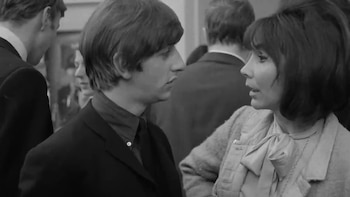 Ringo conversa con una periodista