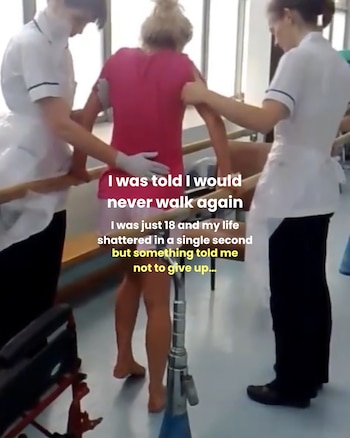 Una joven camina entre barras paralelas sujetada por dos enfermeras con uniforme blanco en un espacio médico