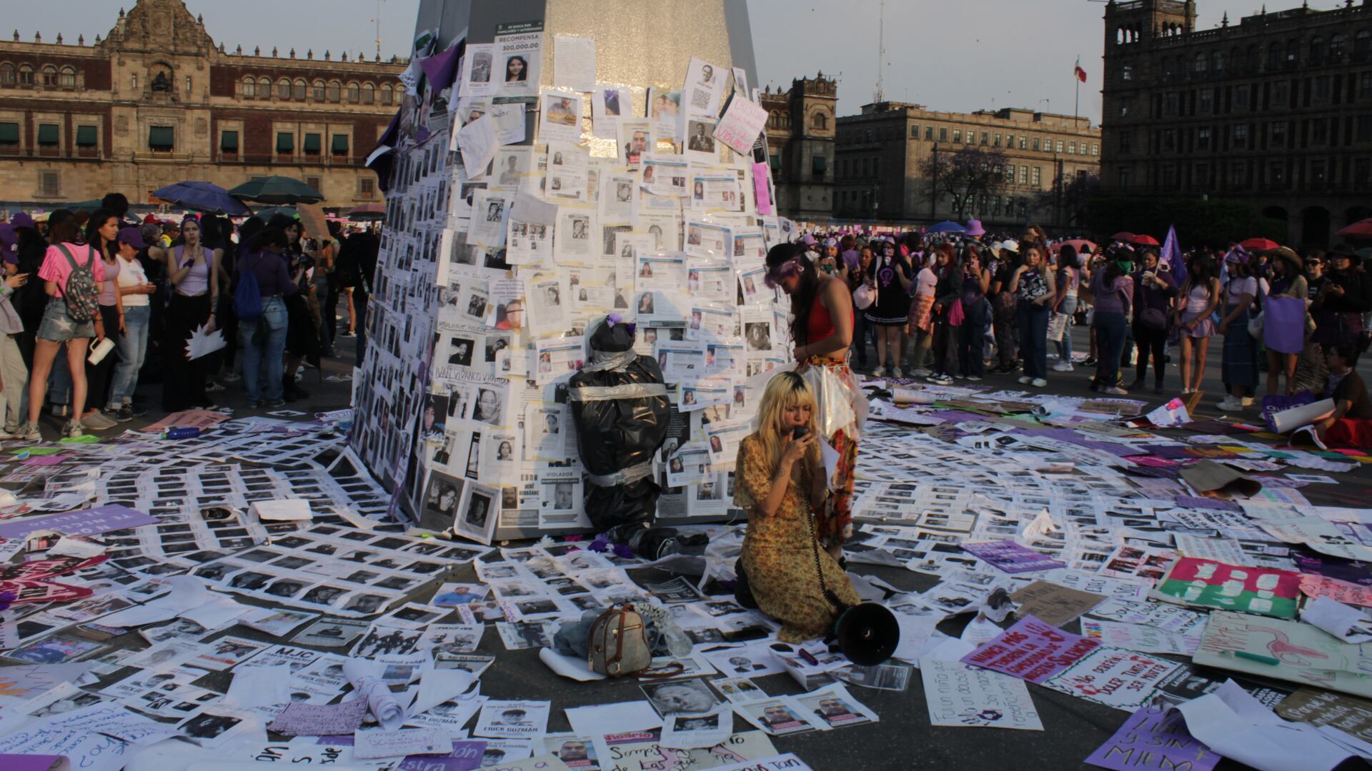 Durante la marcha del 8 de marzo, mujeres pegaron cientos de boletines de personas desaparecidas en el Zócalo de la Ciudad de México. (Foto: Jaqueline Viedma/Infobae México)