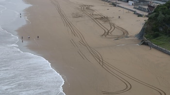 Cómo evitar los ahogamientos de niños en playas y piscinas: “Siempre ha de haber una persona adulta vigilando sin distracciones, ni móvil, ni libro”