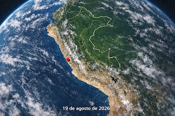 Fotografía satelital de la costa oeste de Sudamérica, mostrando Perú desde el espacio, con un punto rojo sobre la costa y la fecha '19 de agosto de 2026' abajo.