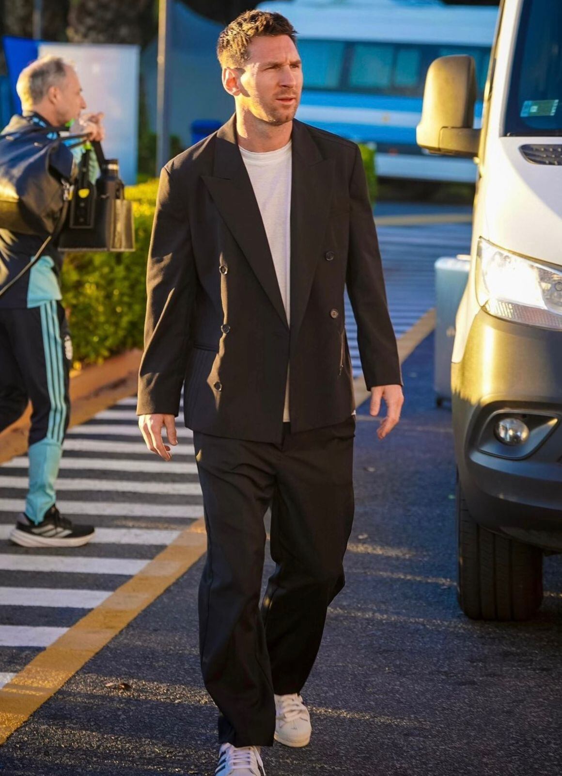 Las zapatillas blancas funcionan como puente entre lo formal y lo urbano en las apariciones públicas de Lionel Messi (Instagram: @lionelmessi)