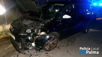 Un conductor ebrio que circulaba en sentido contrario choca frontalmente contra un coche con dos niños a bordo