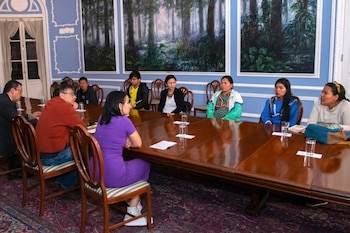 Gustavo Petro reunido con líderes