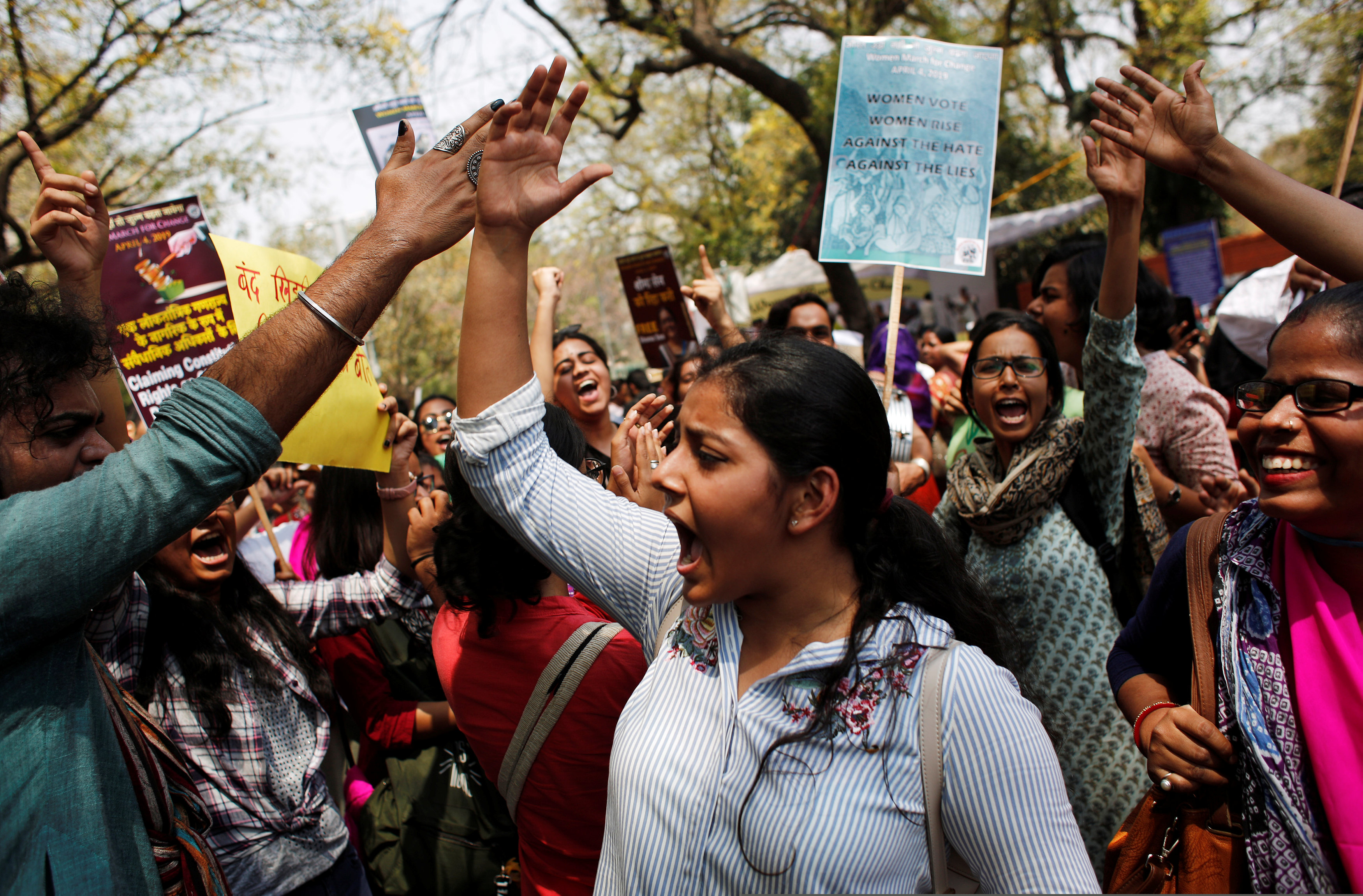 Las mujeres gritan consignas durante