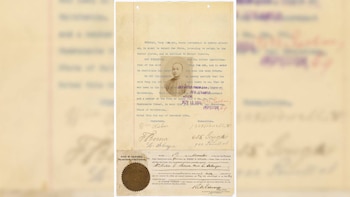 Un documento antiguo y amarillento, con texto mecanografiado y manuscrito, que incluye una fotografía ovalada en blanco y negro de un hombre y un sello oficial oscuro en la esquina inferior izquierda