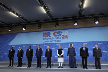 Fotografía de los miembros oficiales de los BRICS: el primer ministro de Etiopía, Abiy Ahmed; el presidente de Egipto, Abdel Fattah al-Sisi; el mandatario sudafricano, Cyril Ramaphosa; el presidente chino, Xi Jinping, el presidente ruso, Vladimir Putin; el primer ministro indio, Narendra Modi, el presidente de los Emiratos Árabes Unidos, el jeque Mohamed bin Zayed Al Nahyan, el iraní Masud Pezeshkian, y el Ministro de Relaciones Exteriores de Brasil, Mauro Vieira (REUTERS)