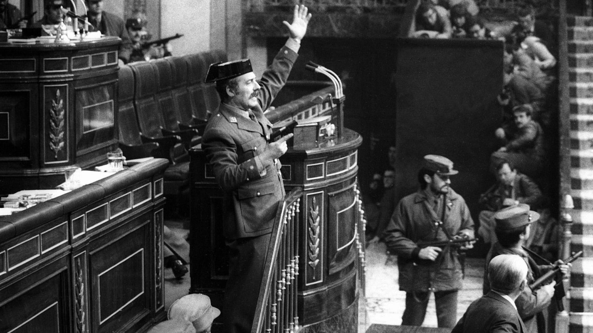 El teniente coronel Antonio Tejero Molina, pistola en mano, ordena silencio a los diputados durante el intento de golpe de Estado del 23 de febrero de 1981 en el Congreso de los Diputados. (Archivo)