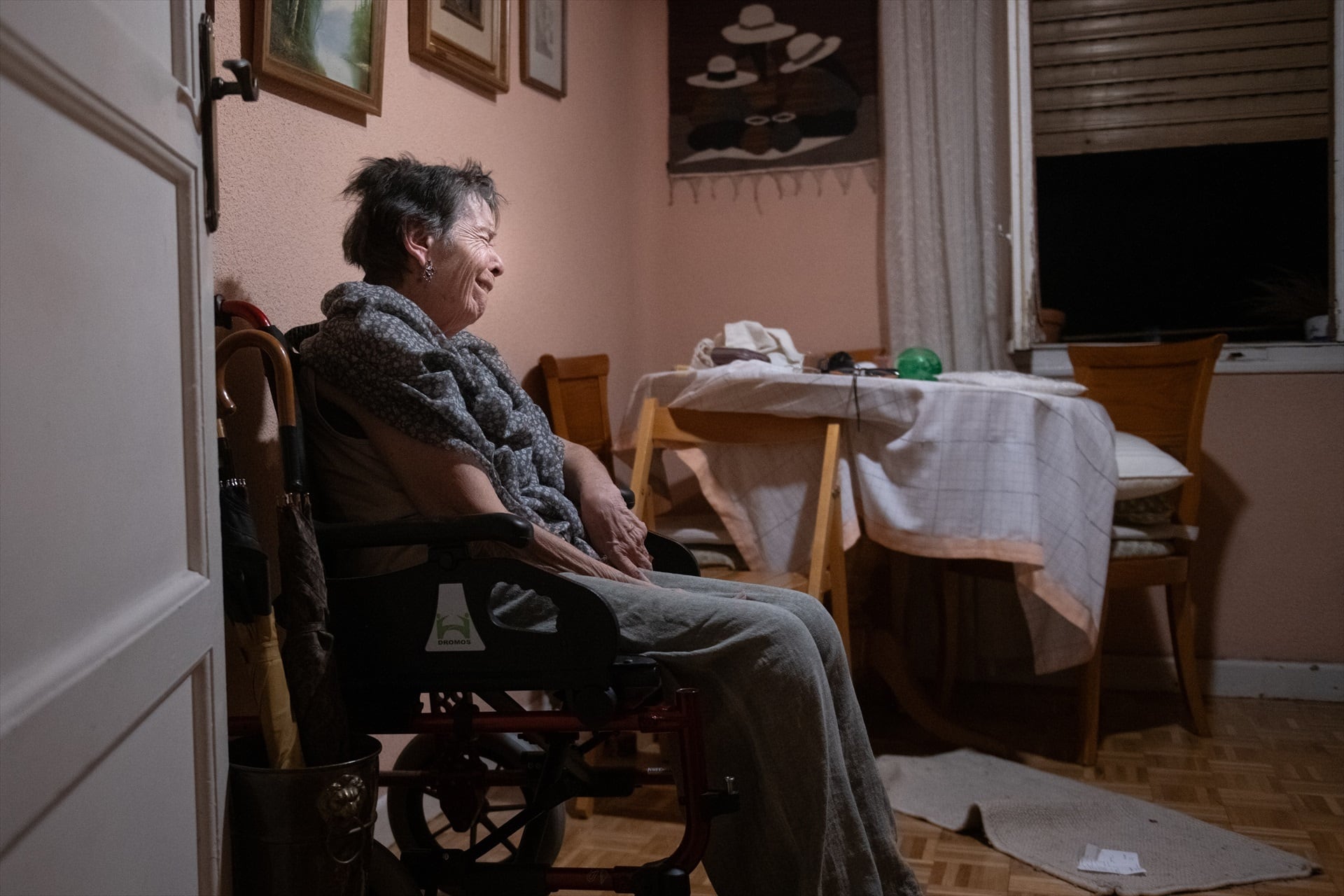 Maricarmen, en silla de ruedas, en la casa donde ha vivido 70 años en Madrid, horas antes de que se ejecutara el desahucio. (Fernando Sánchez / Europa Press)