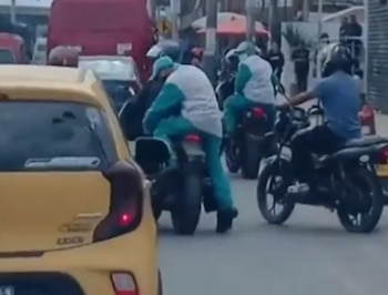 Las investigaciones de la Sijín y las imágenes de seguridad son claves para localizar a los integrantes de la banda que huyeron tras el violento robo en Soacha - crédito Captura video Noticias Caracol