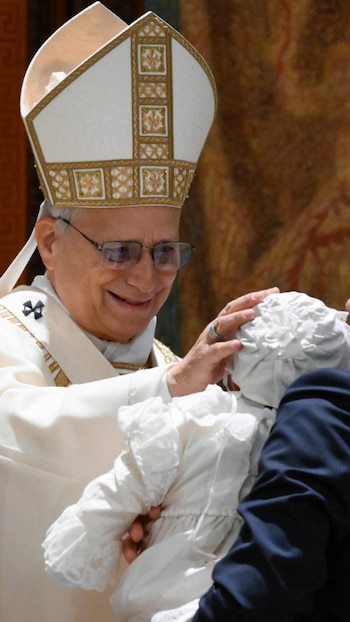 El papa bendiciendo a uno