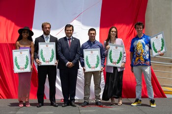 Los cinco deportistas peruanos que recibieron los Laureles Deportivos en el Estadio Nacional.