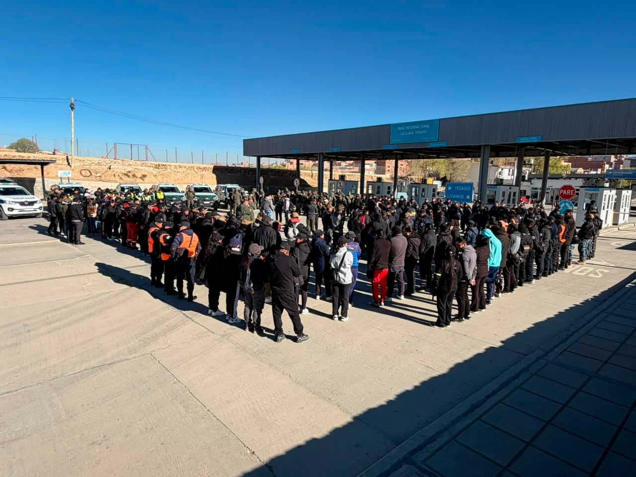 Las autoridades nacionales trabajan junto a las fuerzas de Bolivia para encontrar al policía