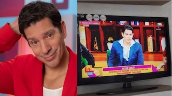 Hombre con saco rojo y mano en la cabeza; a su derecha, pantalla de televisión que muestra al mismo hombre en programa "Pájaros en el Alambre" e información.