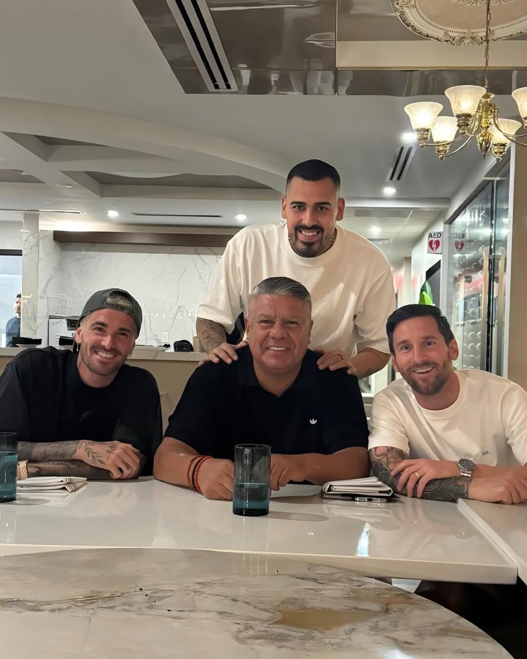 El dirigente, De Paul, Messi y Matías Tapia, hijo de Chiqui y presidente de Barracas Central