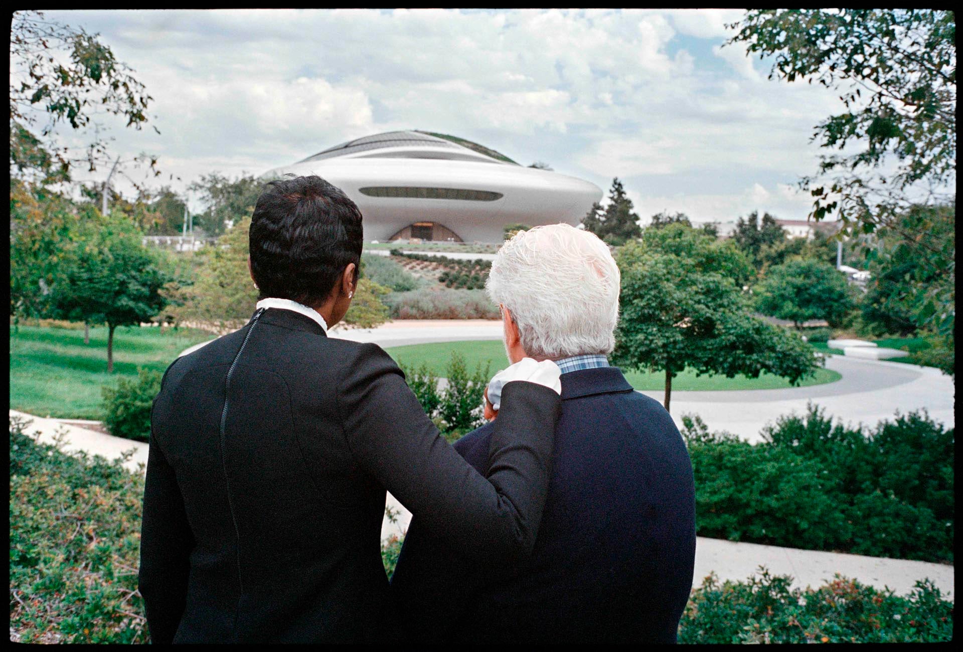 George Lucas y su esposa Mellody Hobson observan la futurista estructura del Museo Lucas de Arte Narrativo, que será inaugurado el 22 de septiembre en Los Ángeles (Foto: Lucas Museum of Narrative Art)