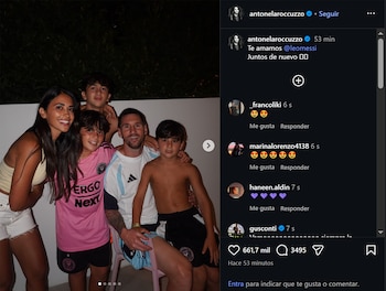 Antonela Roccuzzo, Lionel Messi y sus tres hijos posan sonrientes; a la derecha, una captura de pantalla de su publicación en Instagram