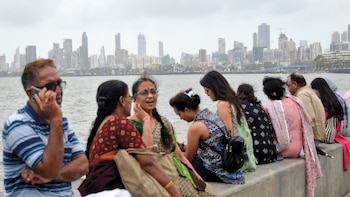 Con 1480 millones de habitantes y una edad promedio de 19 años, India es el país más populoso del mundo. En la imagen, el paseo costero de Mumbai, capital financiera del país (Foto: AFP)