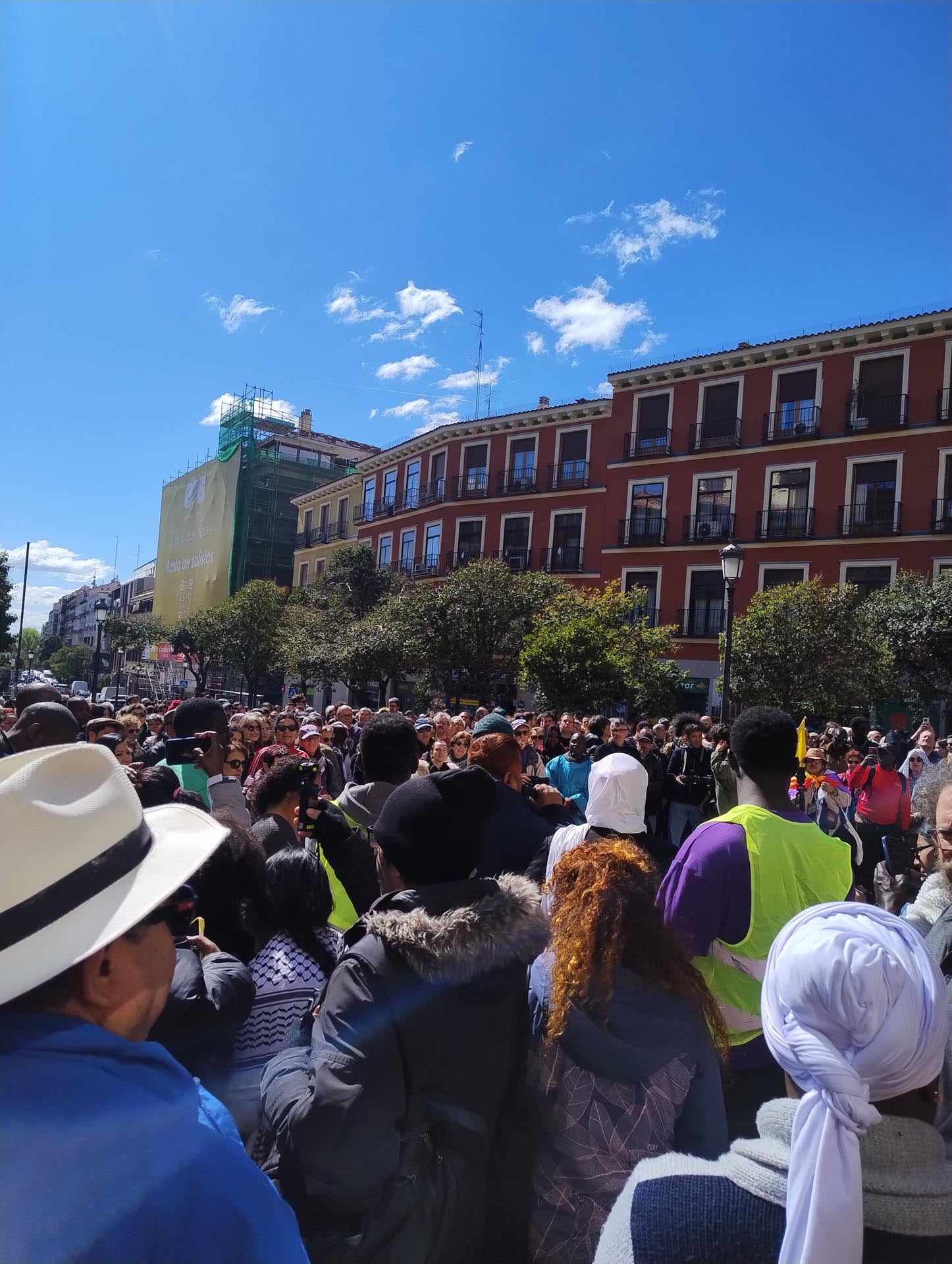 Una multitud apoyó el domingo 29 de marzo a Serigne Mbaye en la plaza de Lavapies, en Madrid, contra el racismo