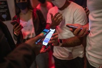 Una persona muestra un código