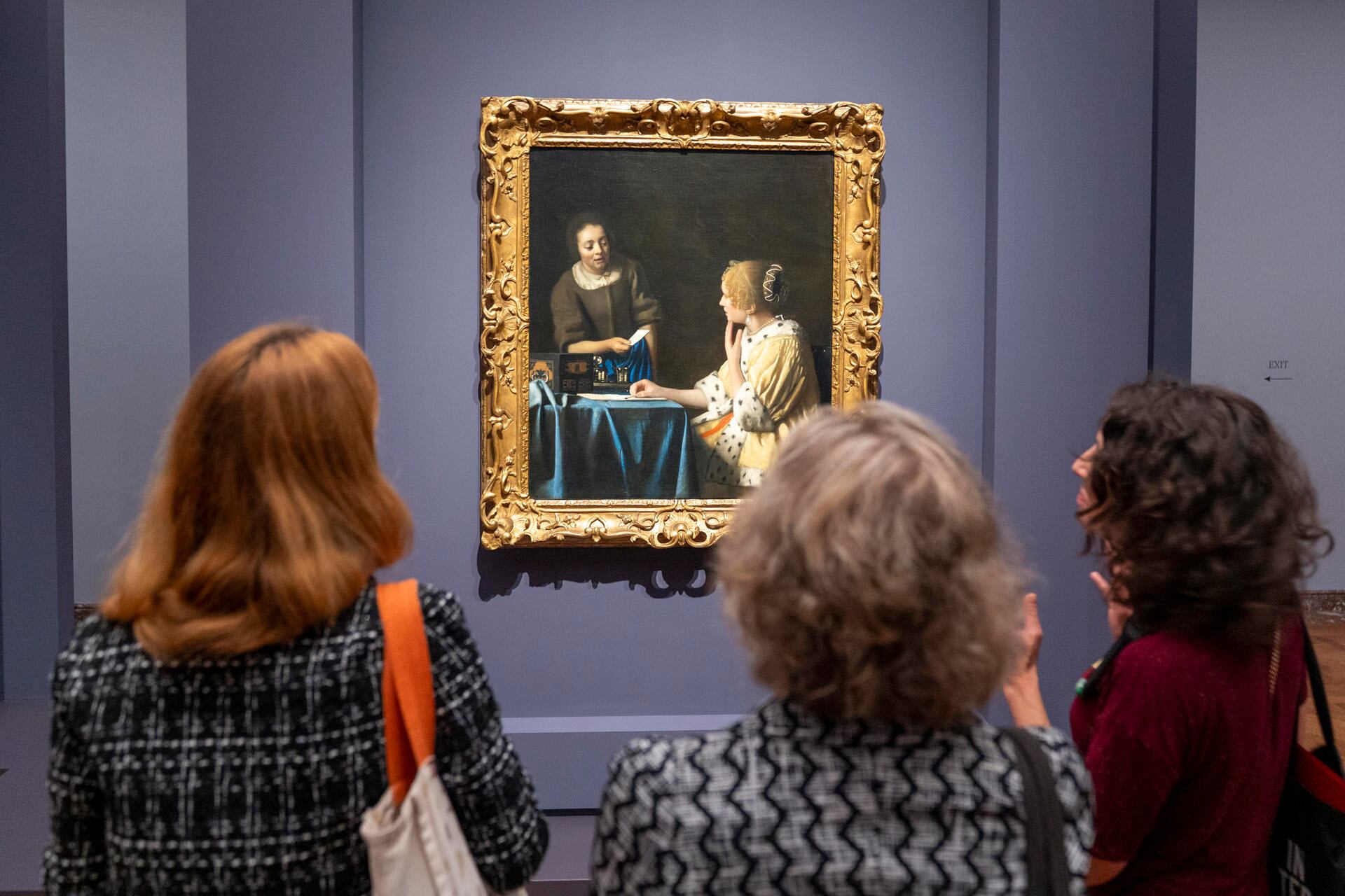 Personas observan el cuadro