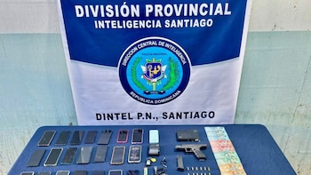 El operativo, realizado por Policía y Ministerio Público bajo una orden judicial, terminó con tres detenidos, incluido un adolescente de 17 años; el arma calibre 9 milímetros carecía de documentación, según el parte oficial (Foto cortesía Policía Nacional)