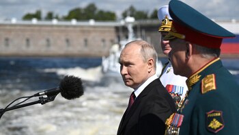 Putin encabezó un desfile naval