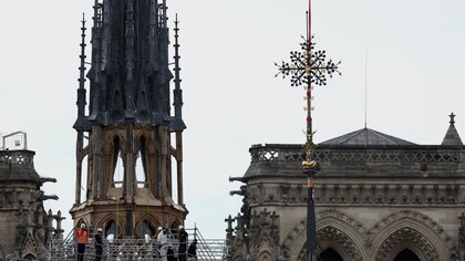 Notre Dame luce de nuevo su emblemática cruz mientras se acerca su fecha de reapertura